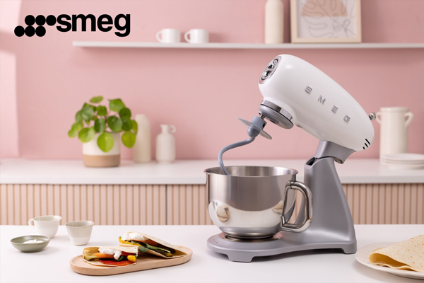 Планетарный миксер Smeg SMF04. Стиль 50-х снаружи, современные технологии внутри!